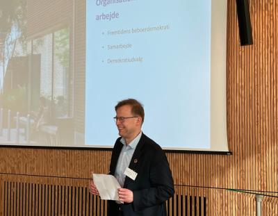 Mikkel Warming præsenterer organisationsbestyrelsens arbejde på strategidag2024